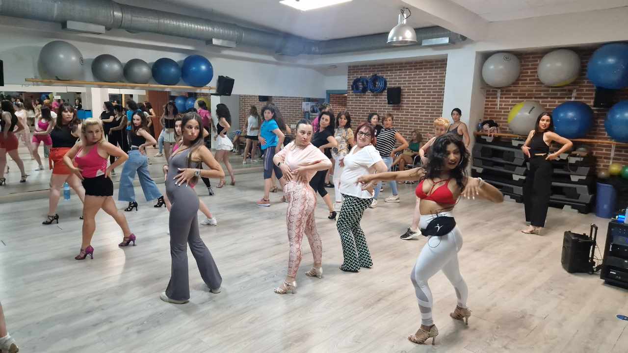 Clase Bachata para mujeres Deisy Carrera en Palencia España